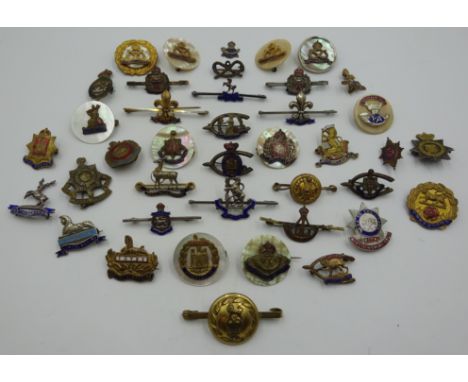 Collection of County sweetheart brooches etc including; Kent, Suffolk, Warwickshire, Worcestershire, Lincolnshire, East Surre