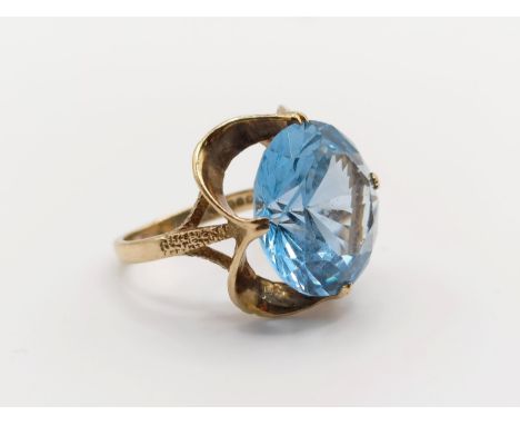 A 9ct gold cocktail ring, ring size L