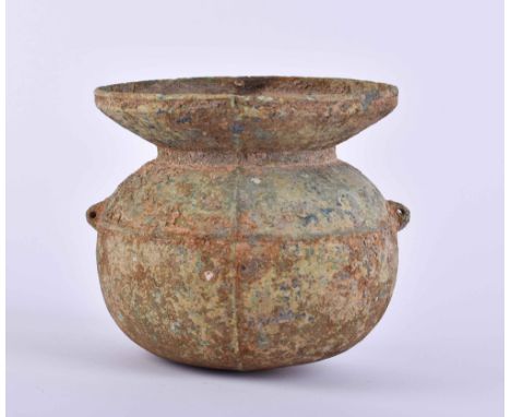 Vorratsgefäß Vietnam, Han- Viet Periode 1.-3. Jhd.Bronze mit archäologischer Patina und seitlichen Handhaben, H: 13,5 cm, Ø 1