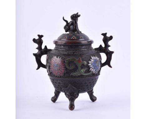 Cloisonne Weihrauchbrenner China Qing DynastieBronze mit Cloisonnearbeit, verziert mit reliefiertem floralen Dekor, auf 3 Bei