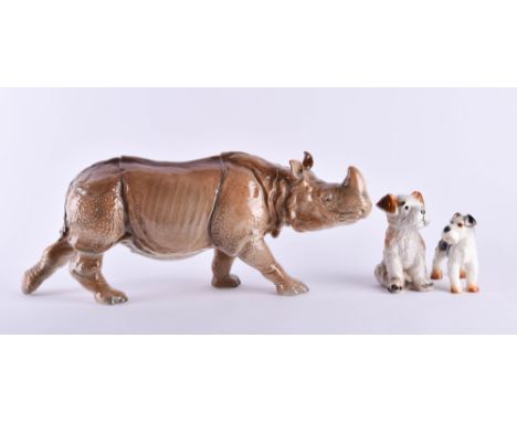 Konvolut Tierfiguren Goebel3 Stück, alle farbig staffiert, 1 Nashorn gemarkt, 20 cm x 44 cm x 14 cm, 2 Foxterrier, H: 14 cm u