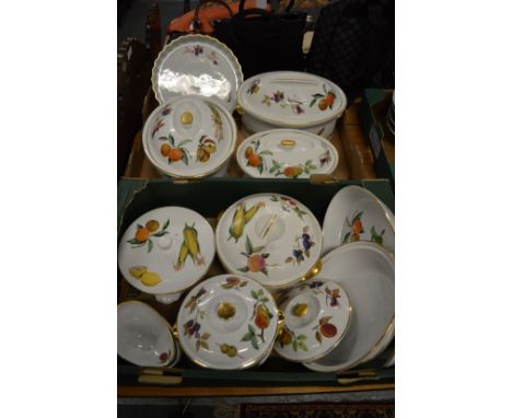 A quantity of Royal Worcester Evesham oven to tableware.