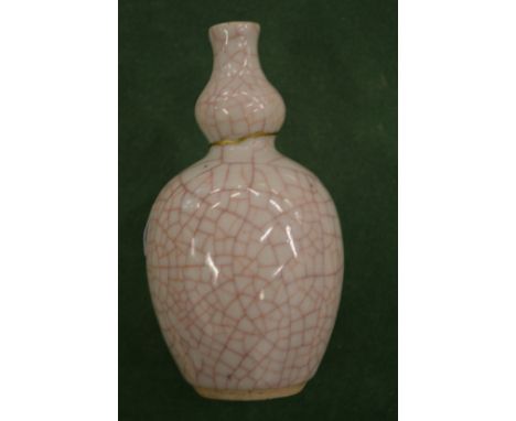 A small Chinese Kangxi period double gourd porcelain vase.