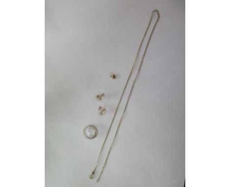 A 9ct white gold ring, size K, a 9ct gold necklace and heart shaped pendant, clasp broken, approx 3.5 grams, also yellow meta