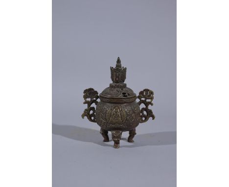 Bronze Lid perforated for the escape of fragrance with top with four faces of Buddha. Body with two handles with floral motif