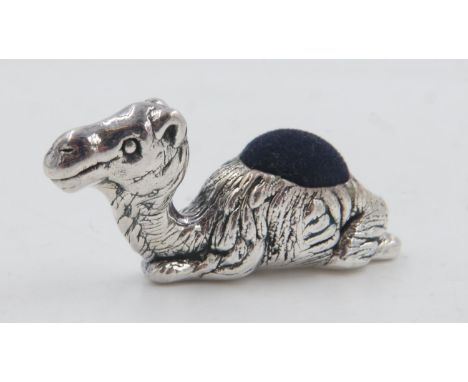 Silver camel form pin cushion, L: 55 mm. UK P&amp;P Group 1 (£16+VAT for the first lot and £2+VAT for subsequent lots) 