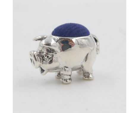 Silver pig form pin cushion, L: 21 mm. UK P&amp;P Group 1 (£16+VAT for the first lot and £2+VAT for subsequent lots) 