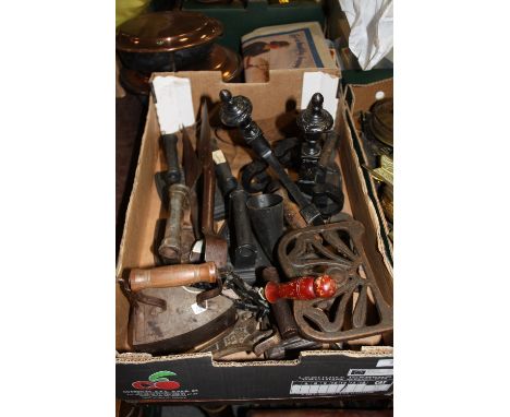 A TRAY OF VINTAGE METALWARE TO INCLUDE IRONS, BOOT LASTS ETC