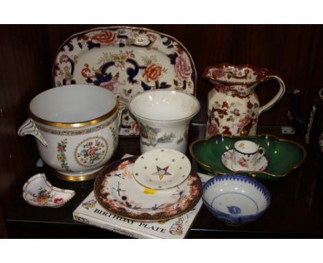 A COLLECTION OF ASSORTED CERAMICS TO INCLUDE ROYAL CROWN DERBY, WEDGWOOD, CARLTON WARE ETC. (13)