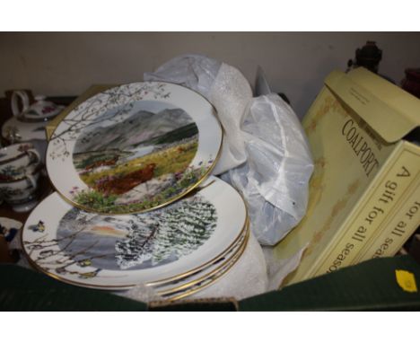 A TRAY OF ASSORTED COLLECTORS PLATES TO INCLUDE COALPORT AND WORCESTER EXAMPLES