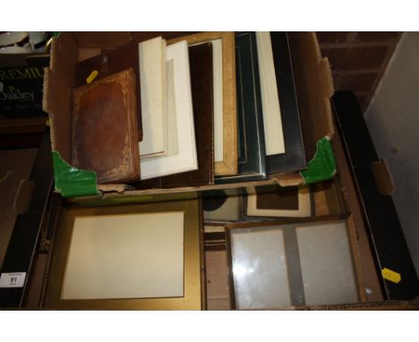 THREE TRAYS OF VINTAGE PICTURE FRAMES TO INCLUDE A COLLECTION OF LEATHER AND LEATHERETTE PICTURE FRAMES, METAL FRAMES ETC