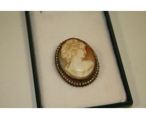 A VINTAGE CAMEO BROOCH