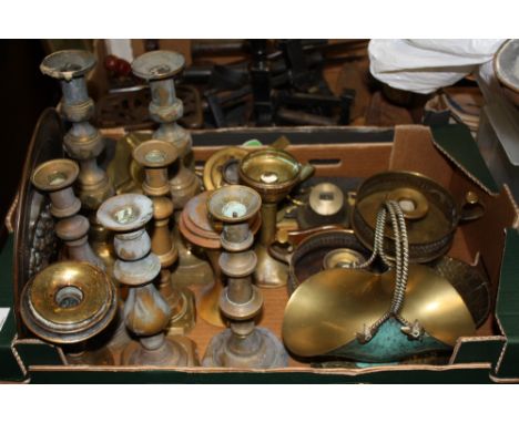 A TRAY OF VINTAGE BRASSWARE TO INCLUDE CANDLESTICKS