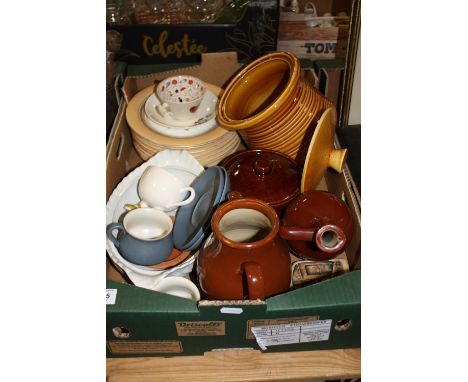 A TRAY OF CERAMICS AND STONEWARE TO INCLUDE ROYAL WORCESTER PLATES, FORTUNE TELLING TEACUP ETC