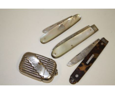 A MOTHER OF PEARL HANDLED HALLMARKED SILVER BLADED PEN KNIFE TOGETHER WITH A TORTOISE SHELL AND SILVER EXAMPLE, SILVER PLATED