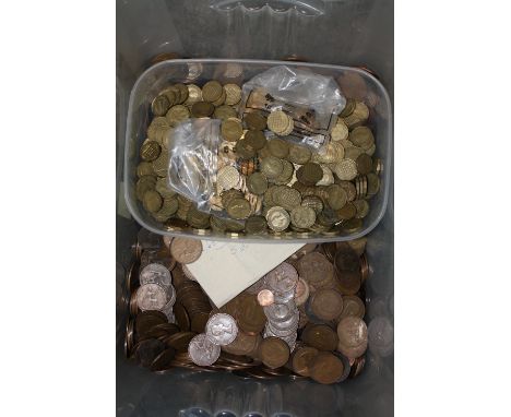 A BOX OF VINTAGE COINAGE TO INCLUDE THREE PENCES