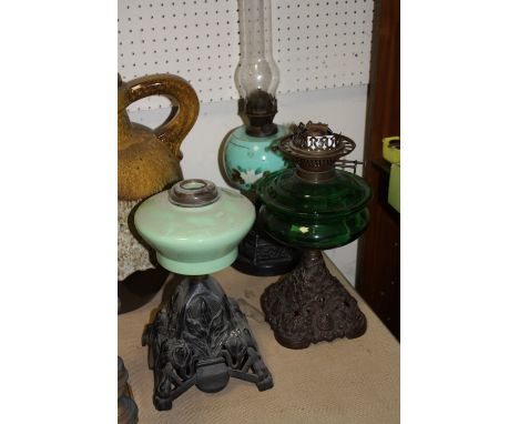 THREE VINTAGE OIL LAMPS TO INCLUDE A PAINTED EXAMPLE 