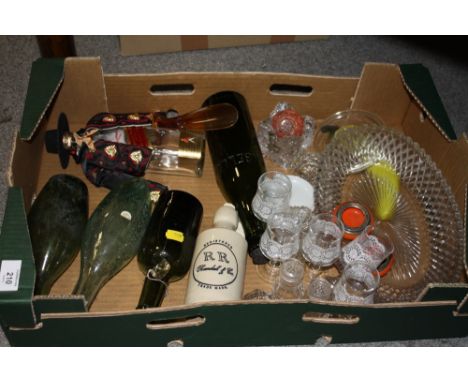 A TRAY OF VINTAGE GLASSWARE TO INCLUDE DRINK BOTTLES