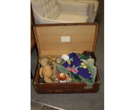 A TRAVEL TRUNK CONTAINING VINTAGE DOLLS AND BEARS TO INCLUDE A SIMON AND HALBIG BISQUE HEADED EXAMPLE A/F