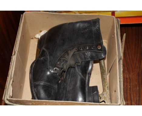 A PAIR OF VINTAGE ICE SKATES 