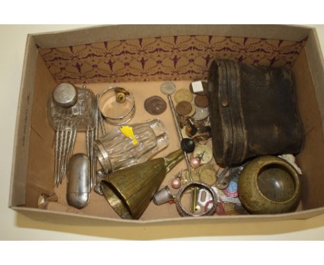 A BOX OF COLLECTABLES TO INCLUDE VINTAGE BINOCULARS, COINS ETC