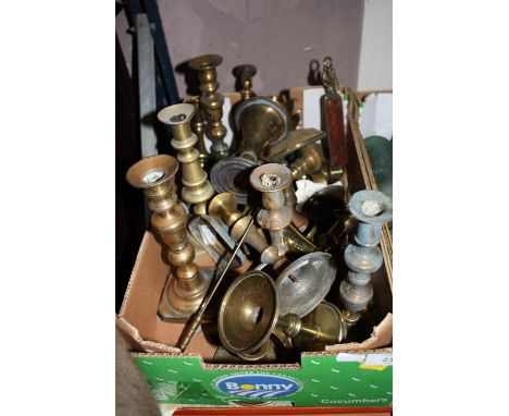 TRAY OF VINTAGE GLASSWARE TO INCLUDE CANDLESTICKS, BELLS ETC