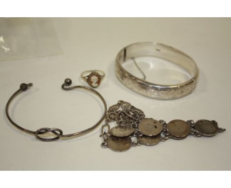 A BAG OF VINTAGE SILVER JEWELLERY TO INCLUDE A BANGLE