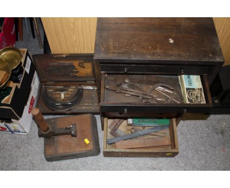 A QUANTITY OF VINTAGE WOODEN TOOL BOXES AND CONTENTS TO INCLUDE ENGINEERING TOOLS