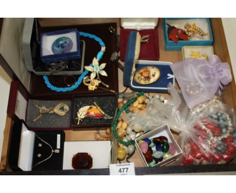 A QUANTITY OF VINTAGE COSTUME JEWELLERY ITEMS ETC