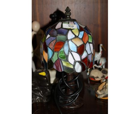 A SMALL TIFFANY STYLE TABLE LAMP 