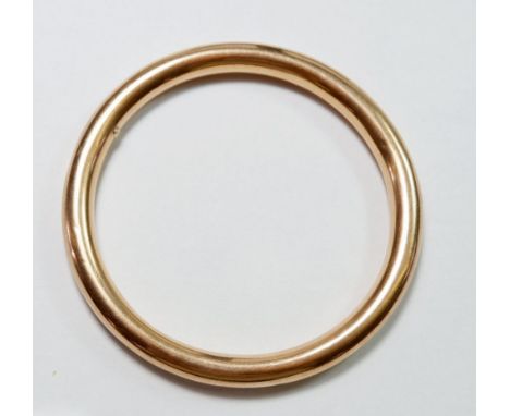 A 9 carat gold hollow bangle marked '9ct', 8cm diameter, 15.5g 