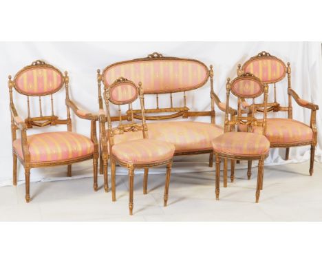 Neoklassizismus Sitzgarnitur um 1900Die Stühle sind aus Holz sehr kunstvoll geschnitzt und in einem sanften Mattgold  gefasst