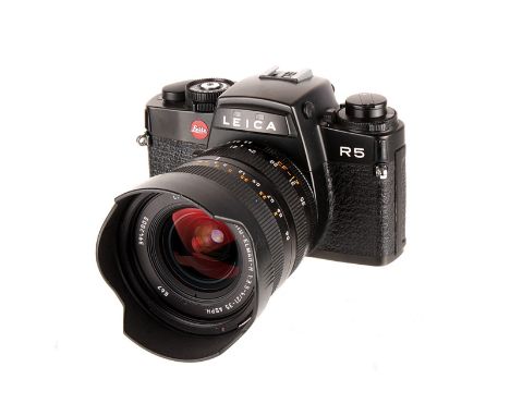 A Leica R5 SLR Camera, black, serial no. 1734824, with Leitz Vario-Elmar-R f/3.5-4 21-35mm Aspherical lens, black, serial no.