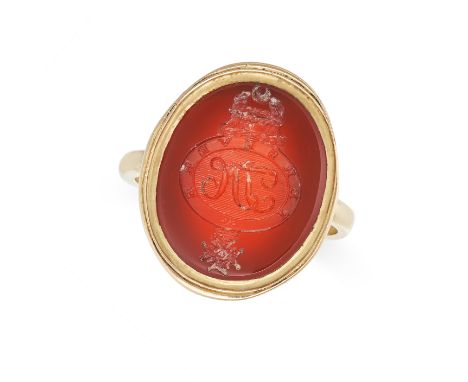 AN ANTIQUE CARNELIAN INTAGLIO RING in yellow gold, set with a carnelian intaglio carved with a family crest, no assay marks, 