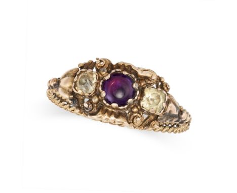 AN ANTIQUE GEORGIAN AMETHYST AND CHRYSOLITE RING in yellow gold, set with a cabochon amethyst between two cushion cut chrysol