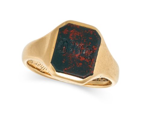 A VINTAGE BLOODSTONE SIGNET RING in 18ct yellow gold, set with an octagonal polished bloodstone with the carved initials DME,