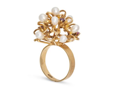 A VINTAGE PEARL AND GARNET COCKTAIL RING in yellow gold, set with pearls and round cut garnets accented by gold detailing, HK