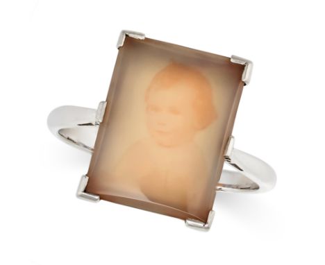 AN AGATE RING in 18ct white gold, set with a rectangular polished agate depicting the head of a child,&nbsp;stamped 18CT, siz