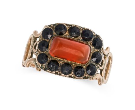 AN ANTIQUE GEORGIAN CARNELIAN AND JET RING in yellow gold, set with a cabochon carnelian in a border of faceted jet, no assay