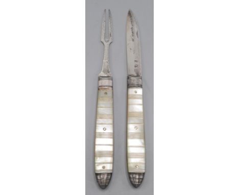 A silver George III folding fruit knife and matching fork with mother of pearl grips. Condition report: Mother of Pearl handl