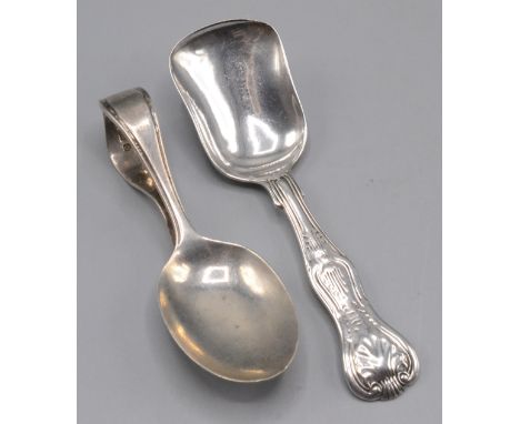 A Queens pattern silver caddy spoon, together with a silver child's spoon, 1.5oz. 