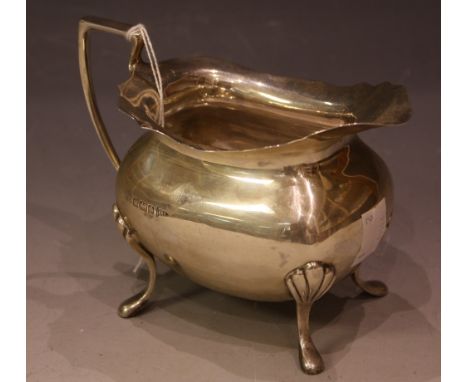 A silver cream jug, Sheffield 1908, Walker and Hall, 208g
