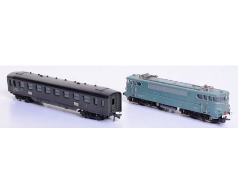 French Hornby acHO  Electric Locomotive BB 16009,in very good unboxed untested condition, missing part of one folding pantogr