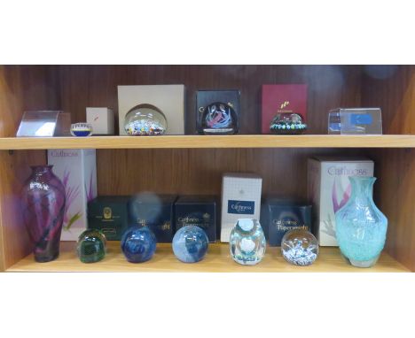 MIXED LOT OF MOSTLY CAITHNESS PAPERWEIGHTS AND VASES 