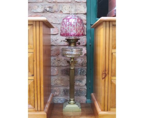 VICTORIAN BRASS COLUMN FORM OIL LAMP WITH GLASS SHADE 