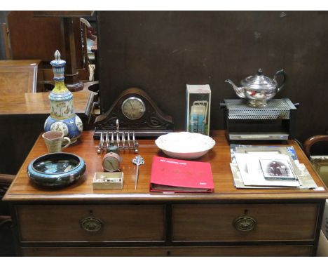 SUNDRY LOT INCLUDING MANTEL CLOCK, CERAMICS, CLOISONNE BOWL, COINAGE AND OTHER SUNDRIES 