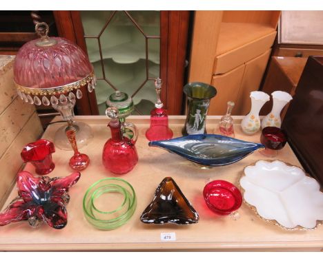 MIXED LOT OF VARIOUS COLOURED GLASSWARE INCLUDING MARY GREGORY VASE AND TABLE LAMP, ETC.   