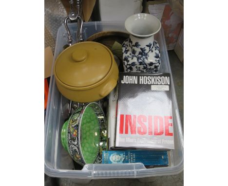 BOX LOT OF SUNDRIES INCLUDING FIRESIDE SET, TABLE LAMP, MALING BOWL AND VOLUMES, ETC. 