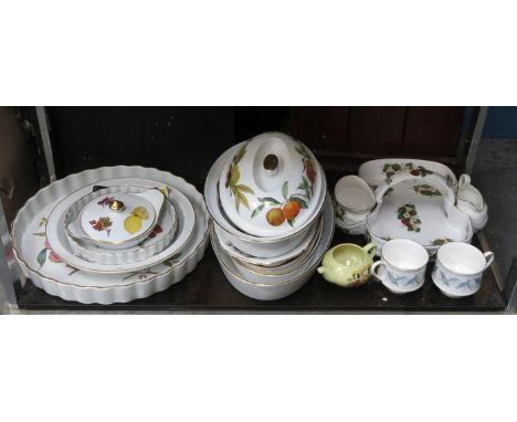 SMALL PARCEL OF ROYAL WORCESTER EVESHAM CHINA PLUS OTHER CERAMICS INCLUDING ROYAL WORCESTER STRAWBERRIES, ETC. 