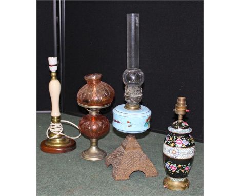 Ceramic oil lamp, together with a glass example and two electric lights (4) 